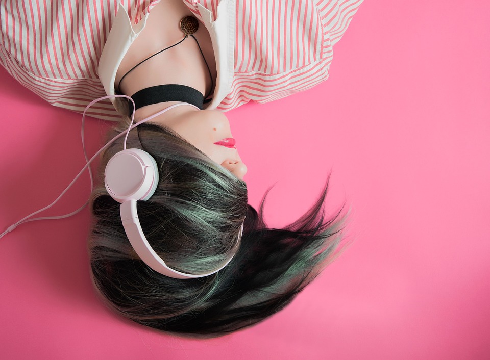 https://pixabay.com/en/girl-music-pink-fashion-listen-1990347/